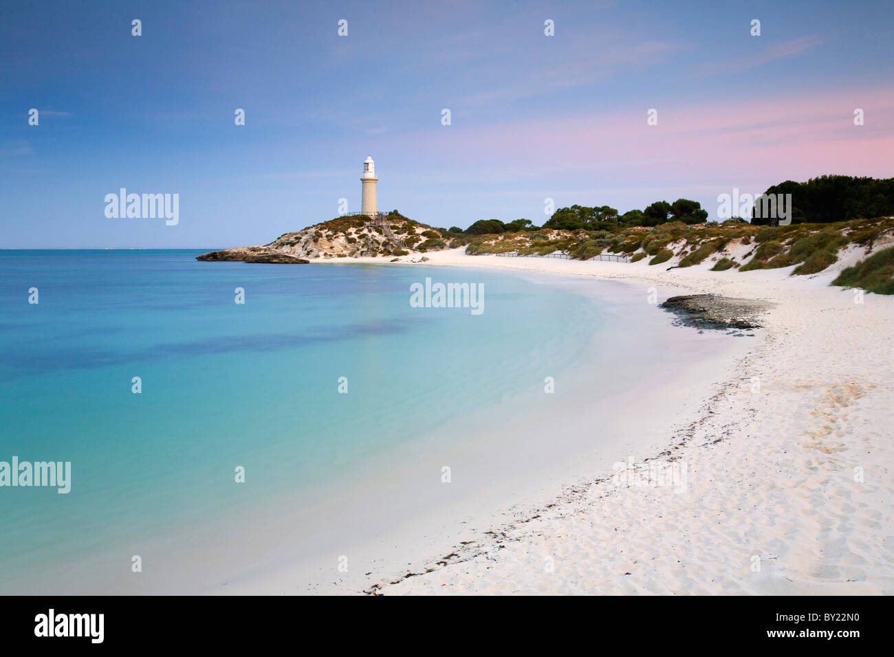 L'Australie, l'ouest de l'Australie, l'île de Rottnest. Afficher le long de la plage de Pinky à Bathurst phare au crépuscule. Banque D'Images