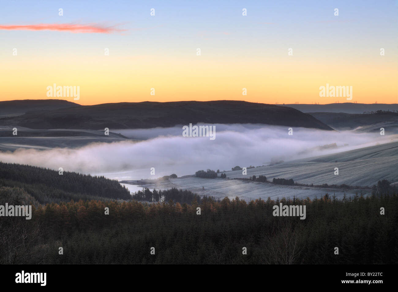 Llyn Clywedog à l'aube avec brume sur le réservoir. Powys, Pays de Galles. Banque D'Images