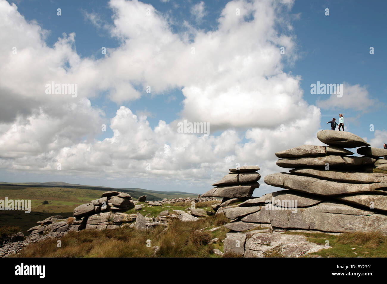 L'Angleterre, Cornwall, Bodmin Moor. Les enfants au-dessus de l'Cheesewrings tors de granit. (MR) Banque D'Images