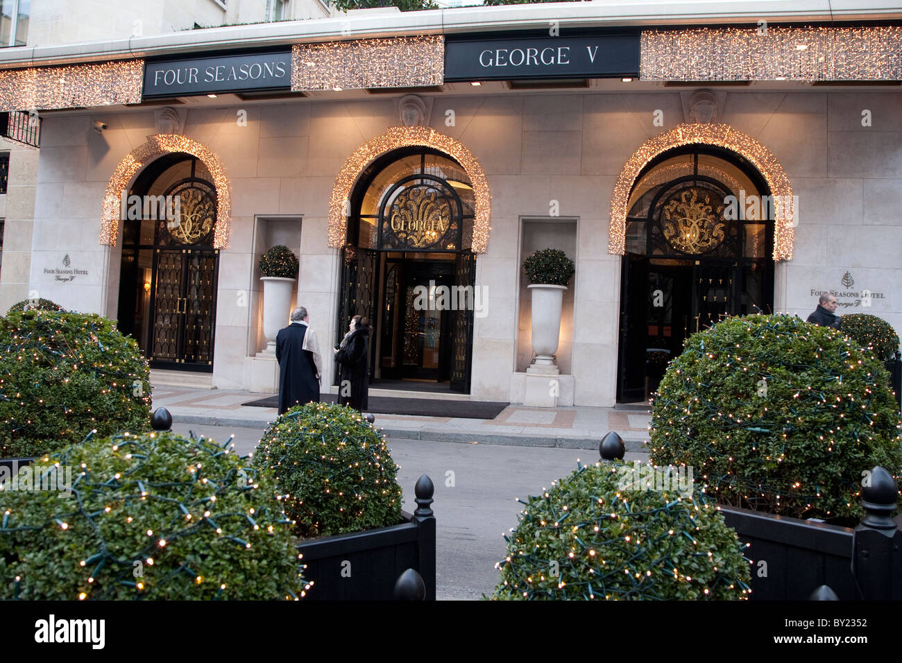 Entrée de l'hôtel Four Seasons George V à Paris illuminé la nuit, France Banque D'Images