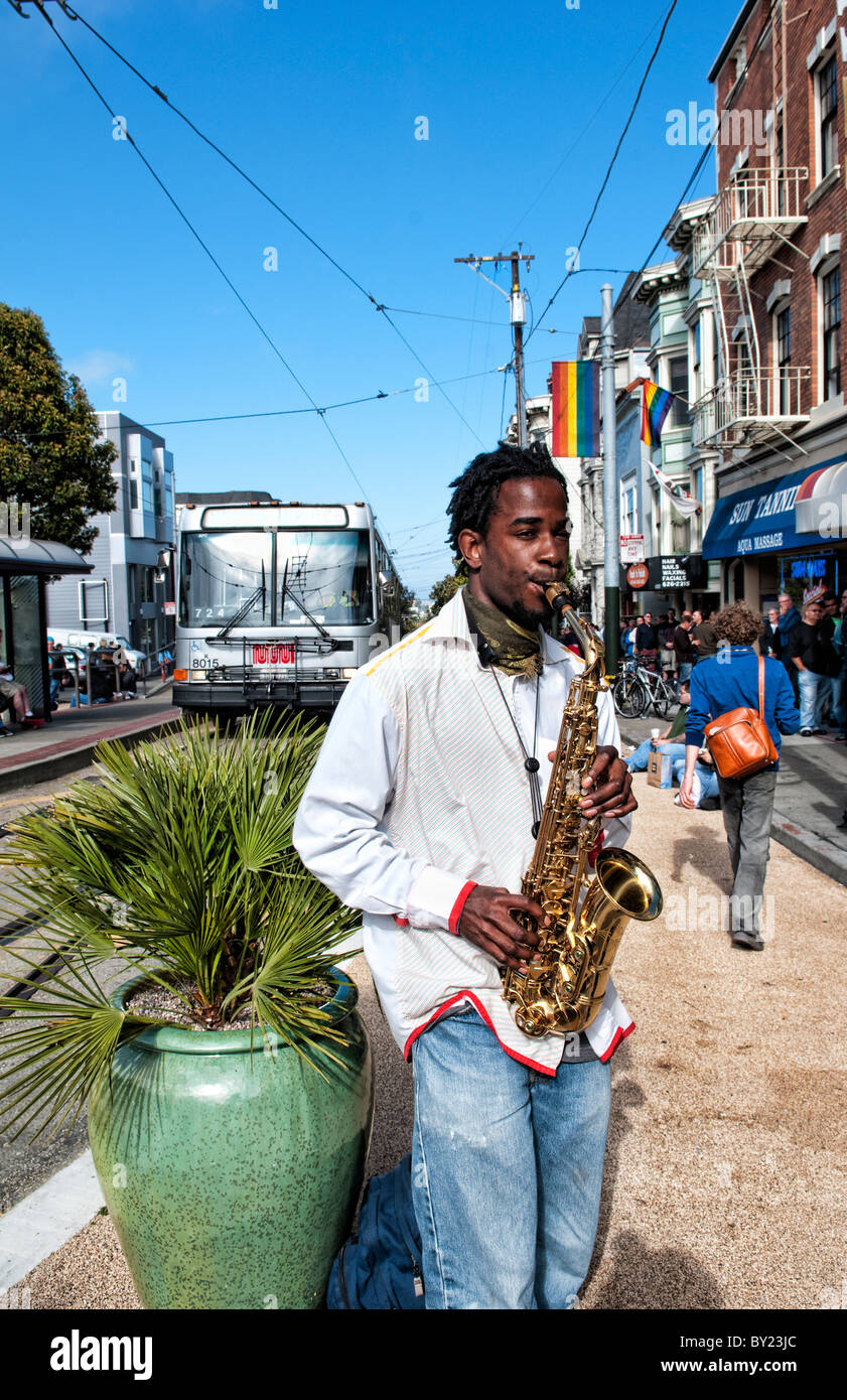 Homme noir jouant du saxophone dans Gay Pride Week-end Pink Célébration dans le quartier Castro gay de San Francisco Californie Banque D'Images