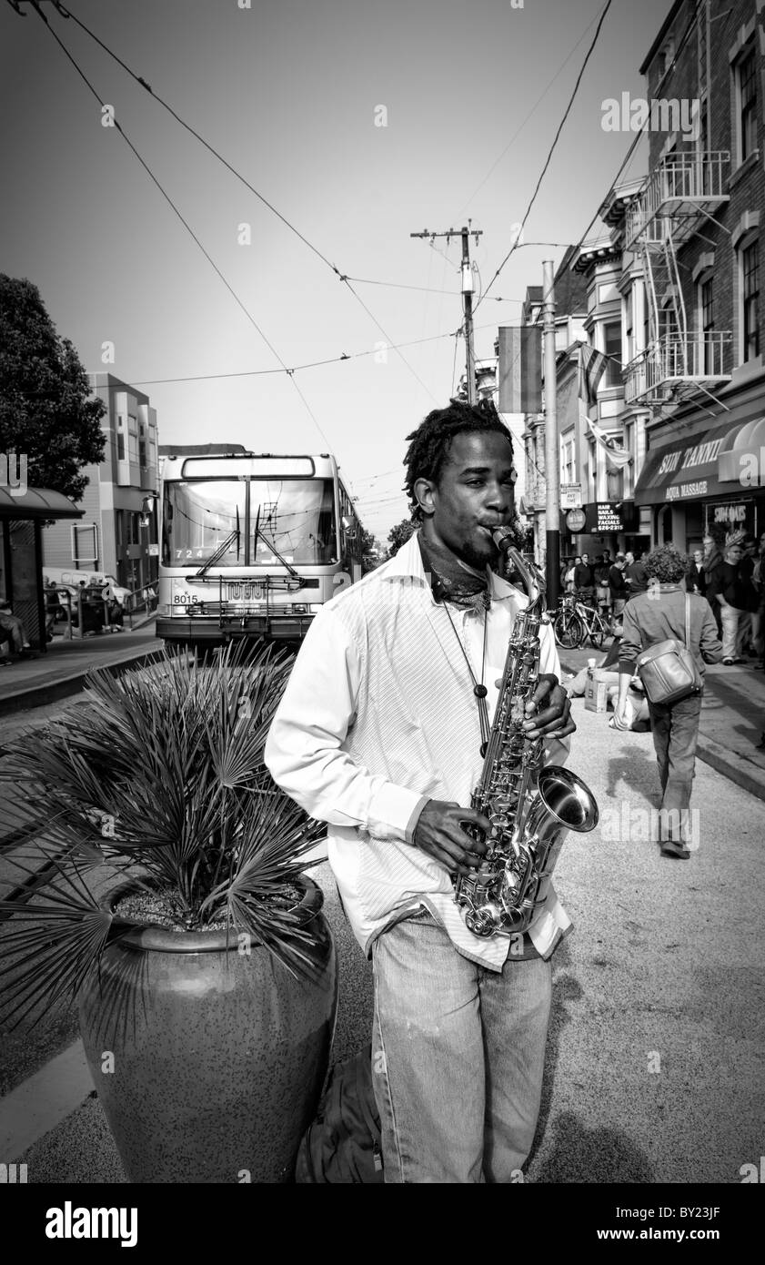 Homme noir jouant du saxophone dans Gay Pride Week-end Pink Célébration dans le quartier Castro gay de San Francisco Californie Banque D'Images