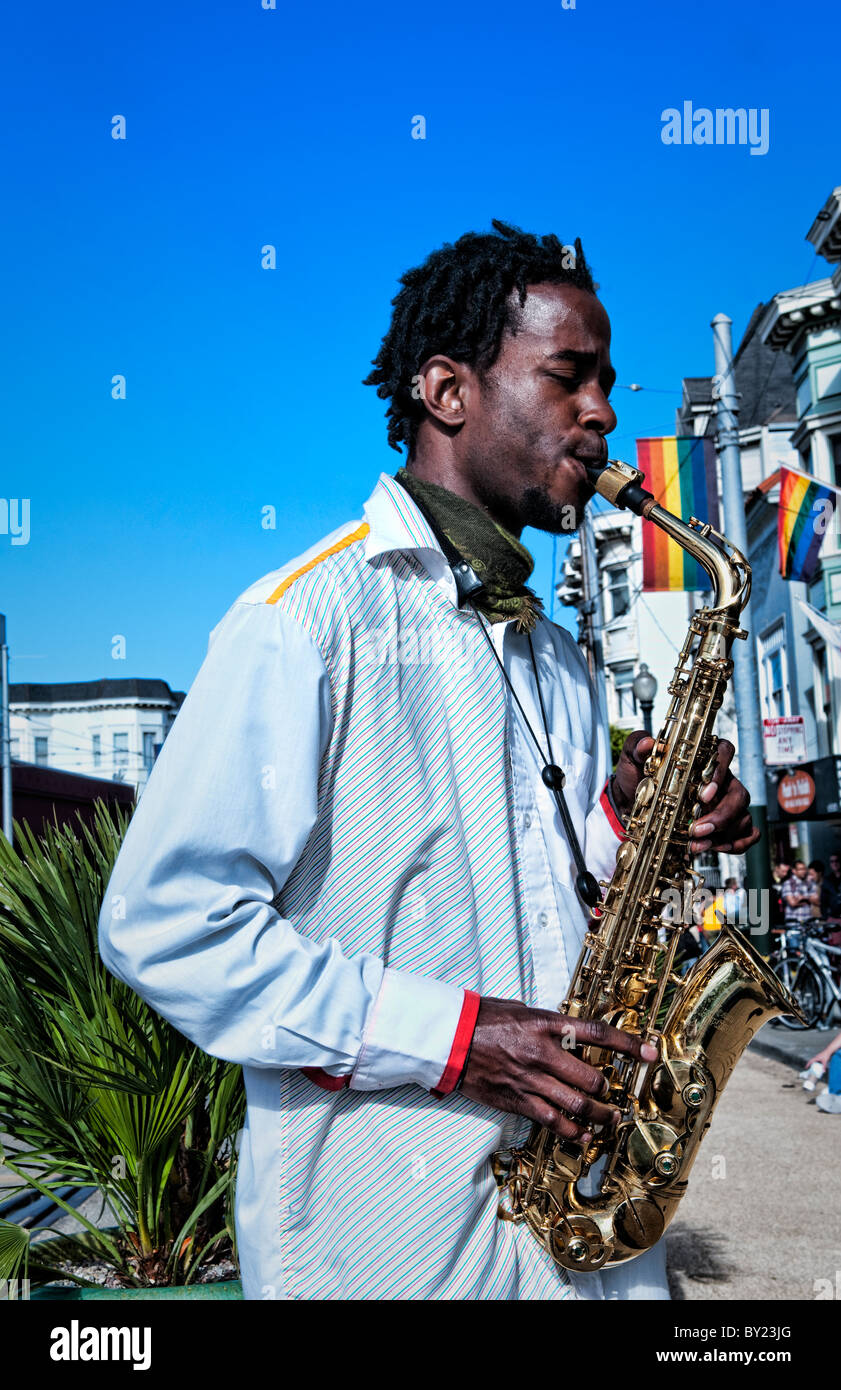 Homme noir jouant du saxophone dans Gay Pride Week-end Pink Célébration dans le quartier Castro gay de San Francisco Californie Banque D'Images
