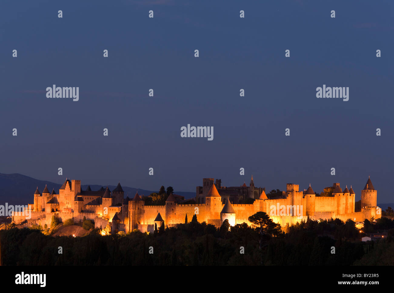 France, Midi-Pyrénées, Carcassonne. Les fortifications de Carcassonne au crépuscule. Banque D'Images