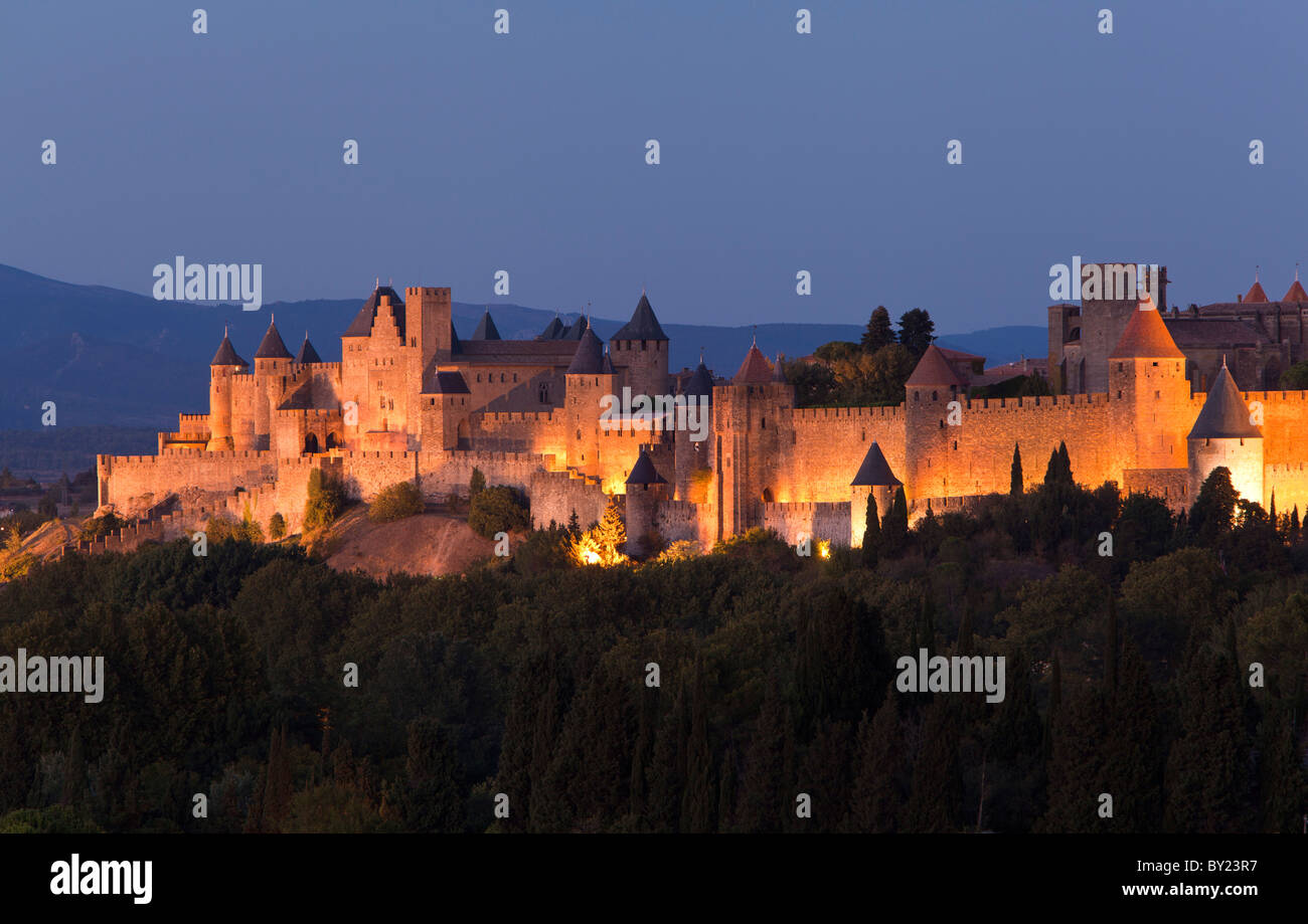 France, Midi-Pyrénées, Carcassonne. Les fortifications de Carcassonne au crépuscule. Banque D'Images