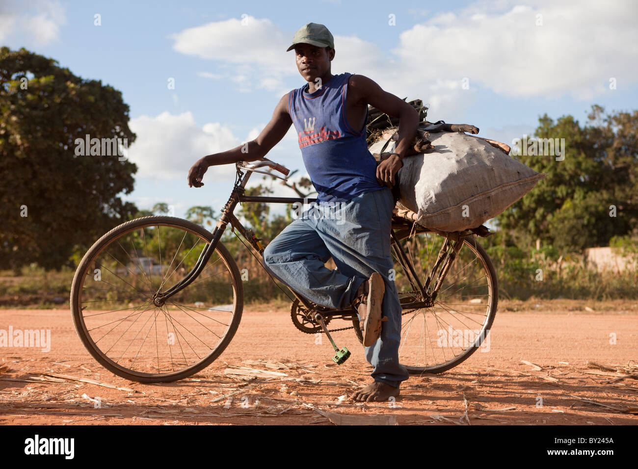 NAMPULA, MOZAMBIQUE, Mai 2010 : Mettre le charbon de la ville en vélo. Un sac de charbon se vend à 100 MK, (environ 3,00). Banque D'Images