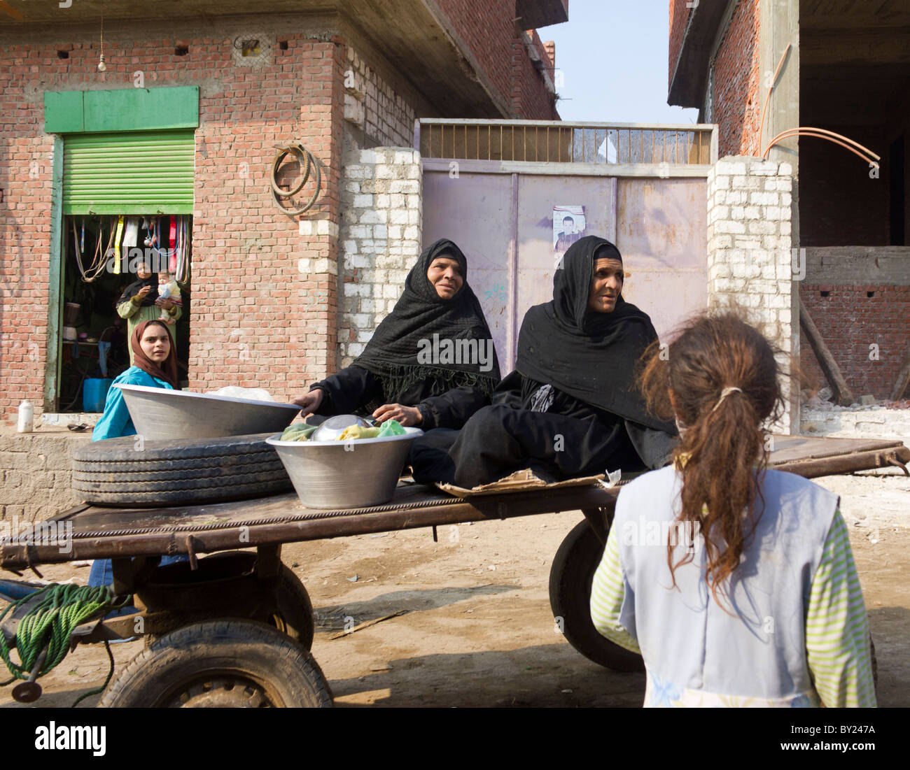 Les villageois riding horse cart dans Burunbil avec lave-linge, village de Bani Soueif, Egypte Banque D'Images