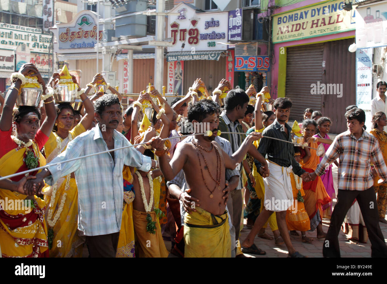 L'Inde, Tamil Nadu. Un Kavadi dévot avec une pointe métallique insérée à travers ses joues promenades à travers les rues de Madurai. Banque D'Images