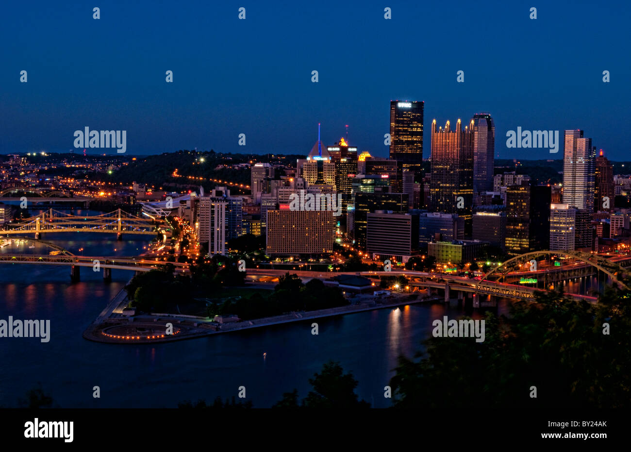 Pittsburgh en Pennsylvanie et les trois rivières prises de Mt Washington montrant skyline et merveilleuse nuit libre birdseye PA Banque D'Images