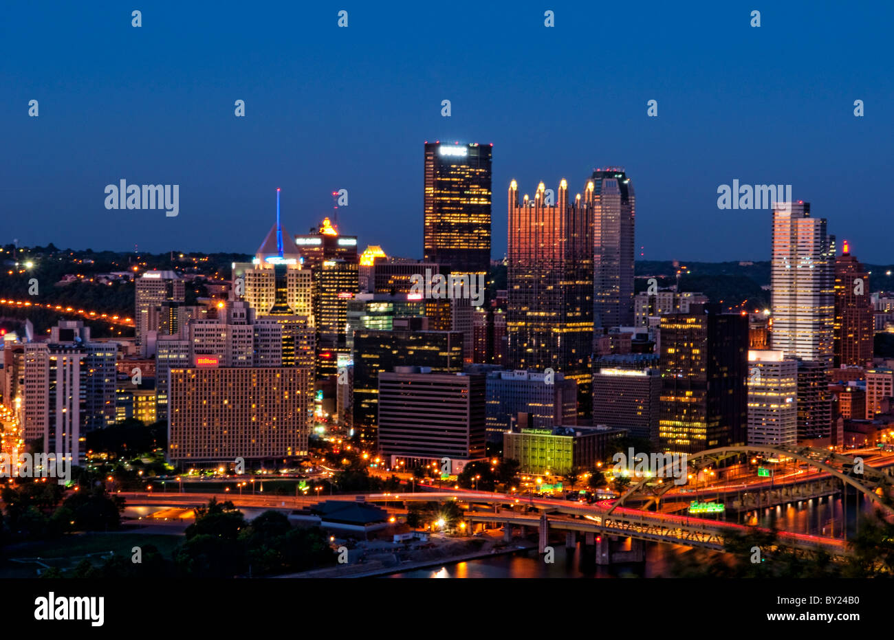 Pittsburgh en Pennsylvanie et les trois rivières prises de Mt Washington montrant skyline et merveilleuse nuit libre birdseye PA Banque D'Images