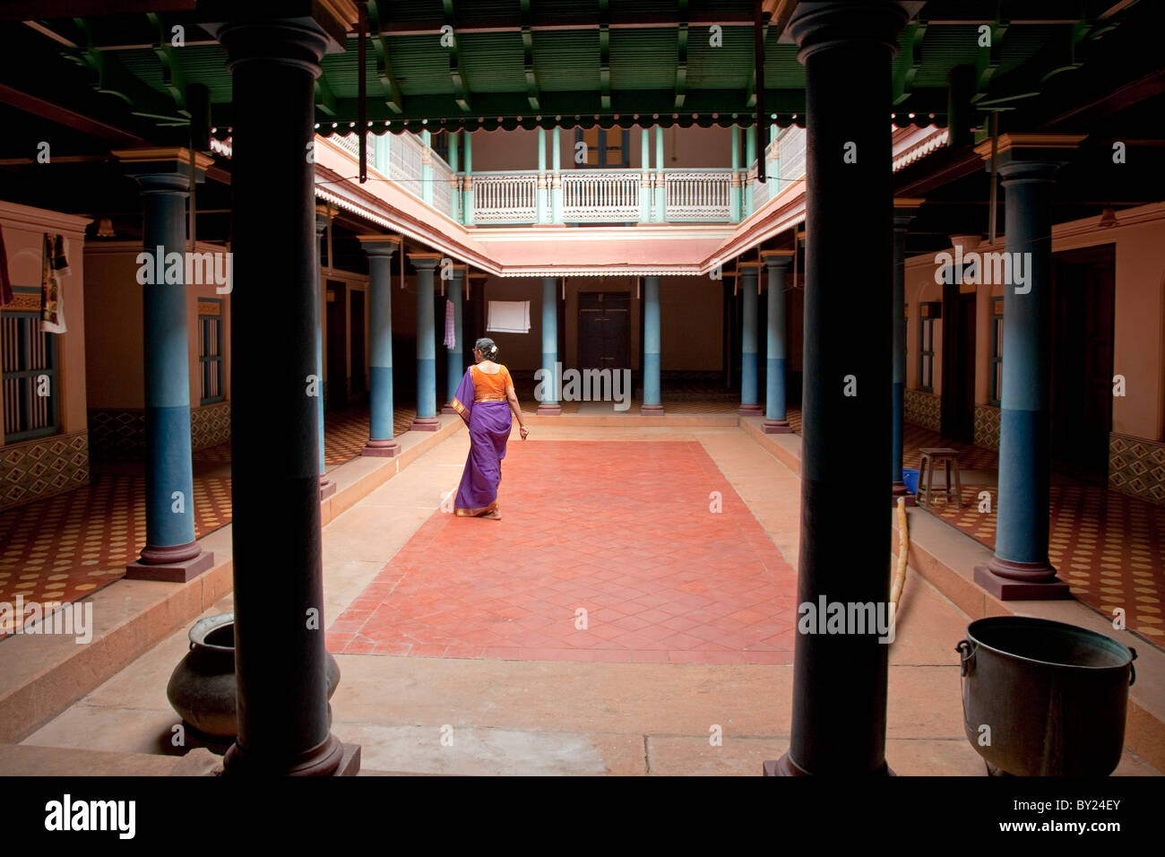 L'Inde, Chettinad. Une dame Chettinad promenades à travers un vieux manoir appartenant à sa famille. Banque D'Images
