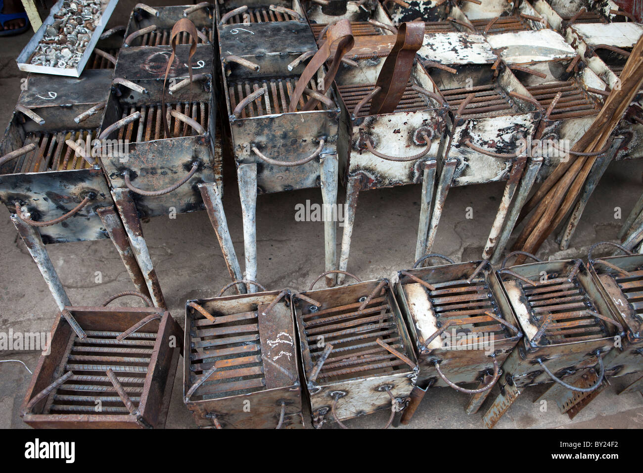 MAPUTO, Mozambique, mai 2010 : Metal les poêles du charbon de bois en vente dans les marchés de la ville. Photo de Mike Goldwater Banque D'Images