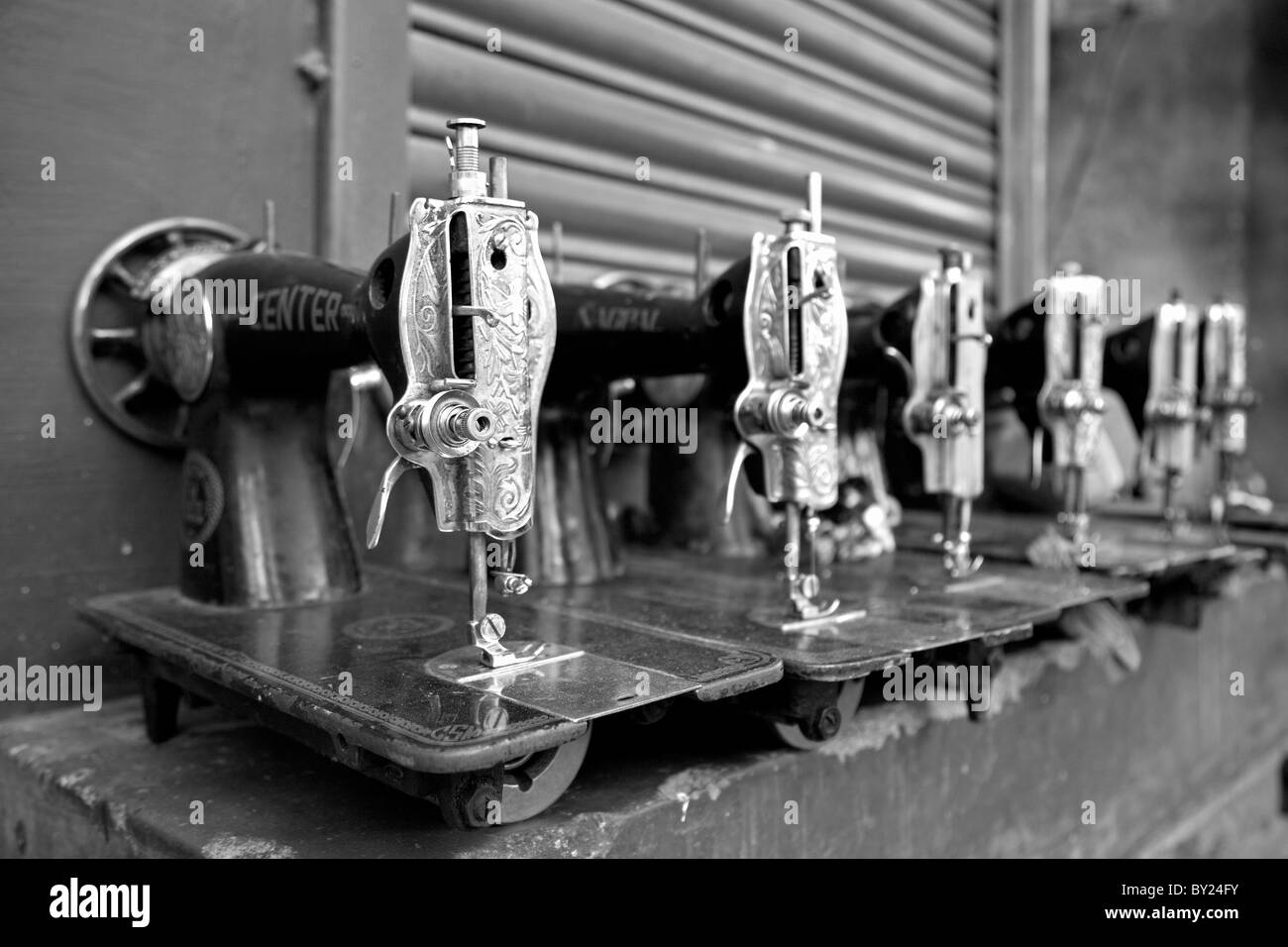L'Inde, Mysore. Machines à coudre réparée récemment alignés à l'extérieur d'un atelier de réparation de machines à coudre à Mysore. Banque D'Images