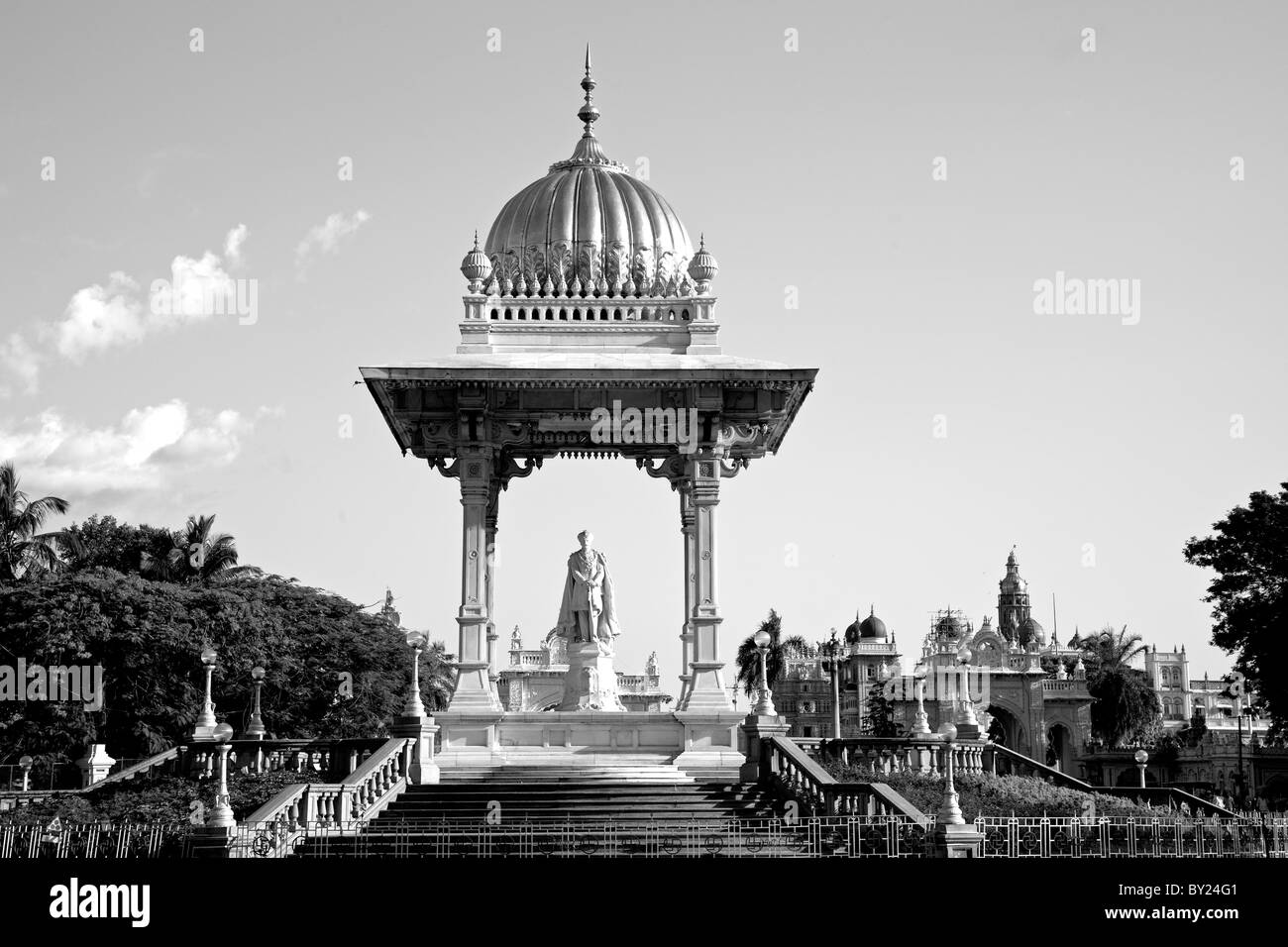 L'Inde, Mysore. Une statue du Maharaja Krishnaraja Wodeyar au centre d'un rond-point à Mysore, dans le palais de Mysore avec Banque D'Images