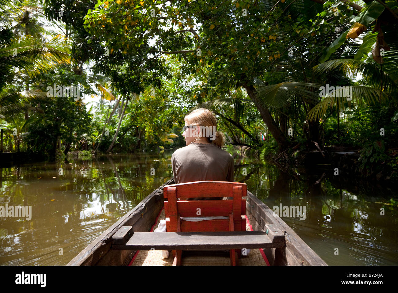 L'Inde, Chennai. Le tourisme prend une ligne vers le bas les backwaters Keralan. M. Banque D'Images