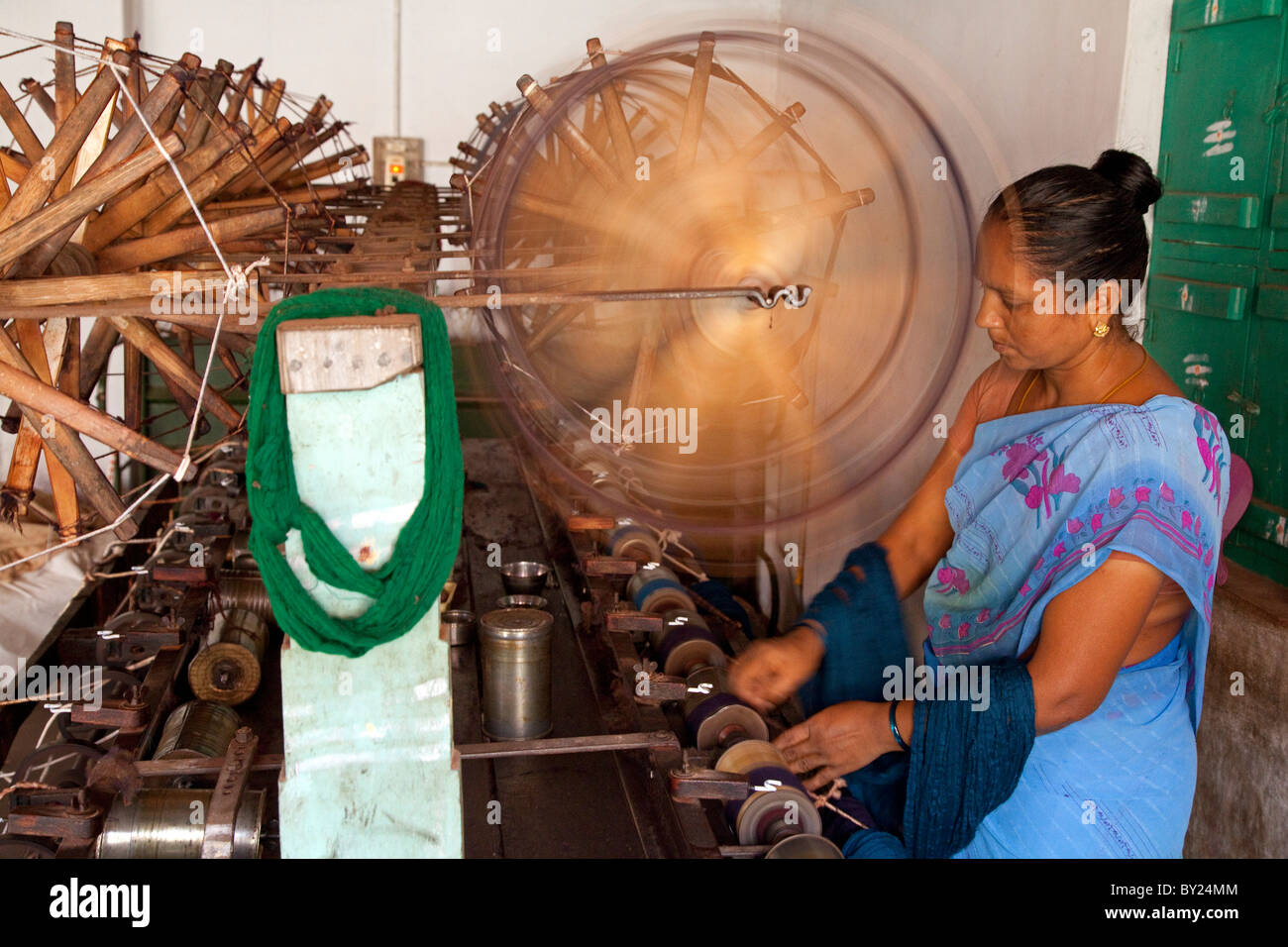 L'Inde, Chettinad. Une dame faire ailleurs dans Chettinad. Banque D'Images