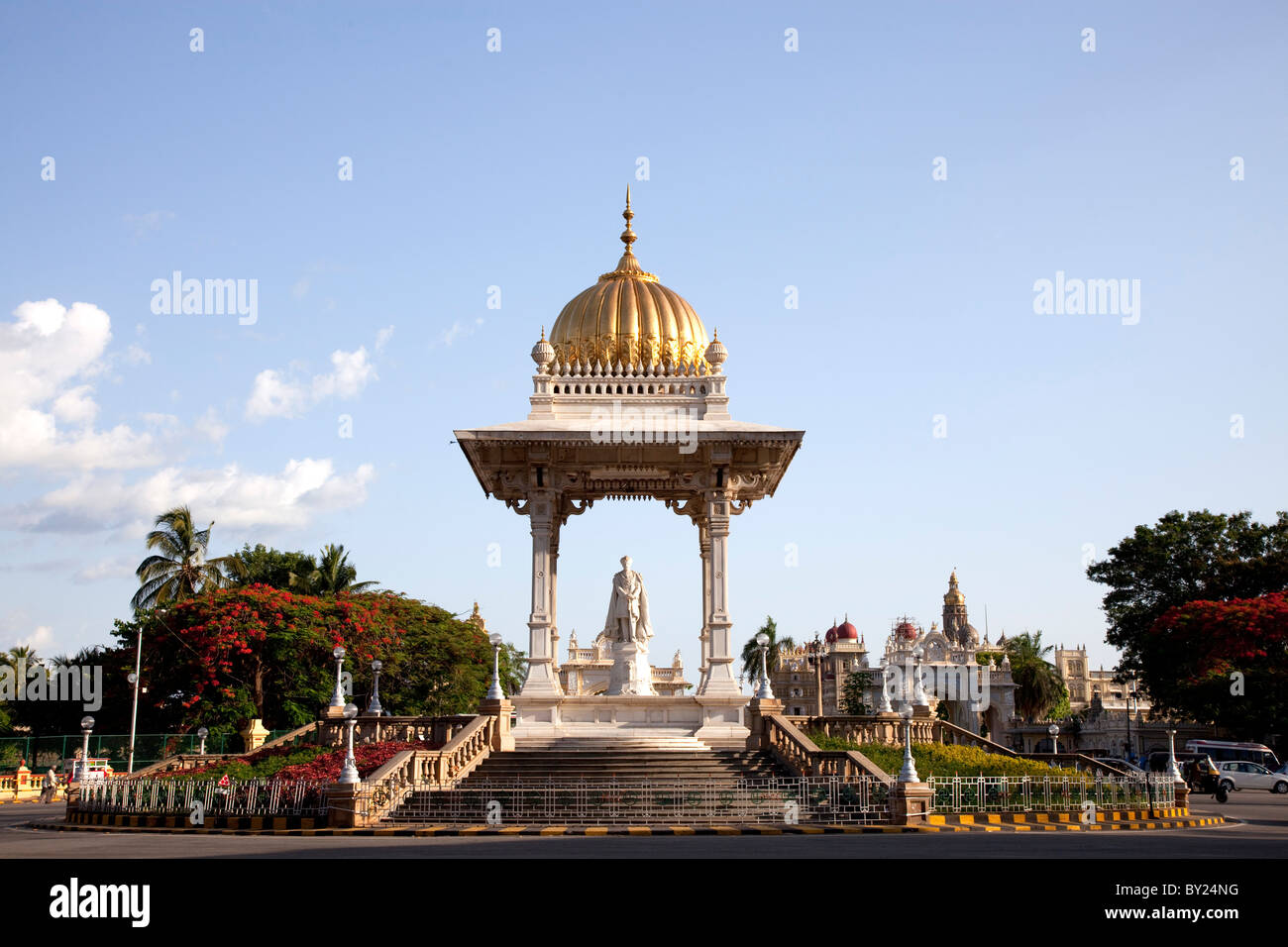 L'Inde, Mysore. Une statue du Maharaja Krishnaraja Wodeyar au centre d'un rond-point à Mysore, dans le palais de Mysore avec Banque D'Images