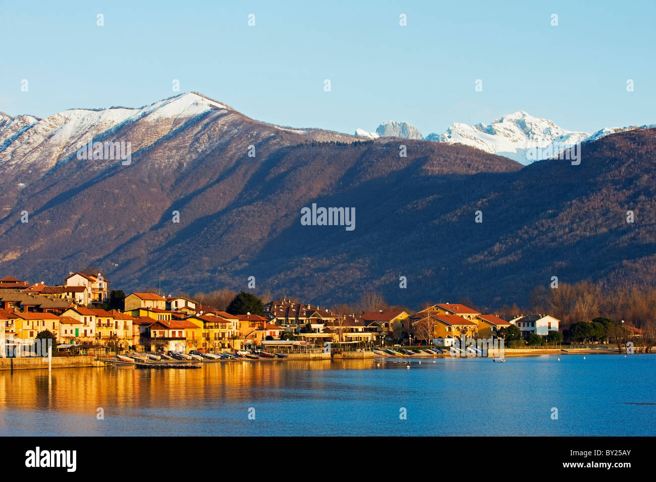 L'Europe, Italie, Lombardie, Lakes District, ville Feriolo, lever du soleil sur le Lac Majeur Banque D'Images