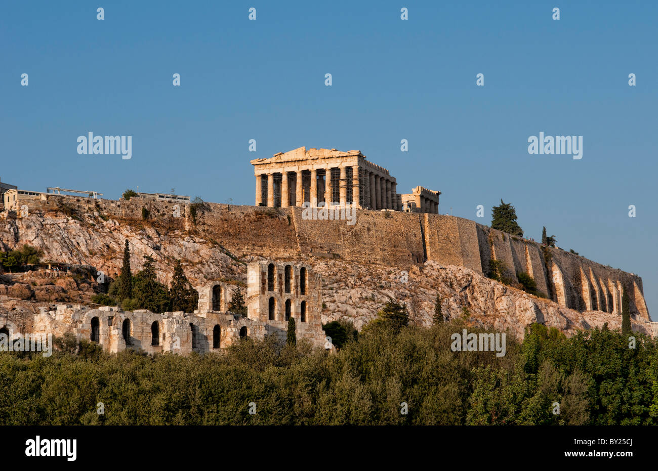 Vue panoramique de crépuscule Acropole Parthénon Hill du centre-ville d'Athènes en Grèce à la recherche jusqu'au coucher du soleil memorial monument ruines grecques Banque D'Images