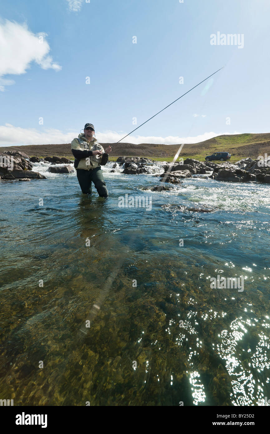 Pêcheur de mouche anéanties par un saumon dans un cadre magnifique en Islande Banque D'Images