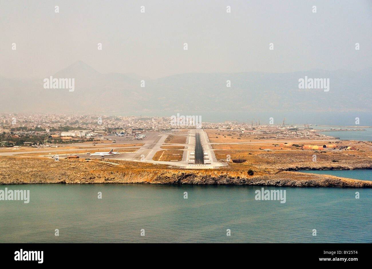 Tir d'approche de la piste de l'Aéroport International d'Héraklion, Banque D'Images