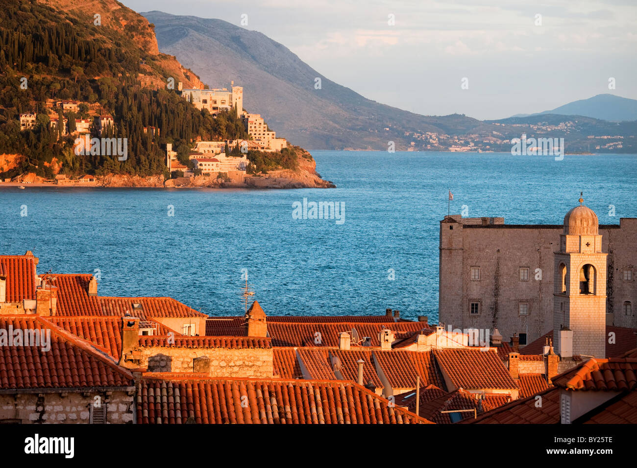 Vue pittoresque de la vieille ville de Dubrovnik sur la côte au coucher Banque D'Images