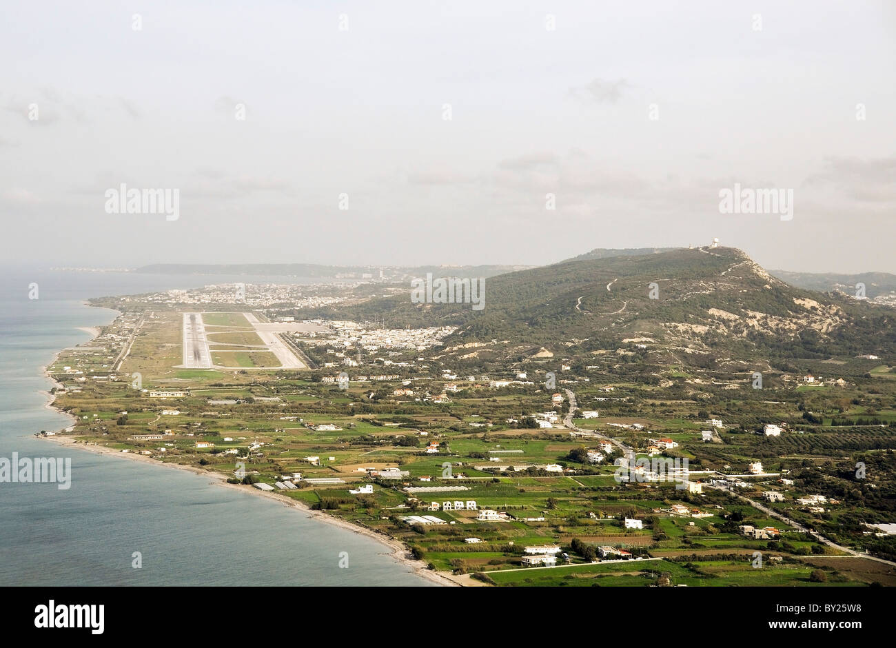 Tir d'approche de la piste à l'aéroport de Diagoras de Rhodes, Grèce Banque D'Images