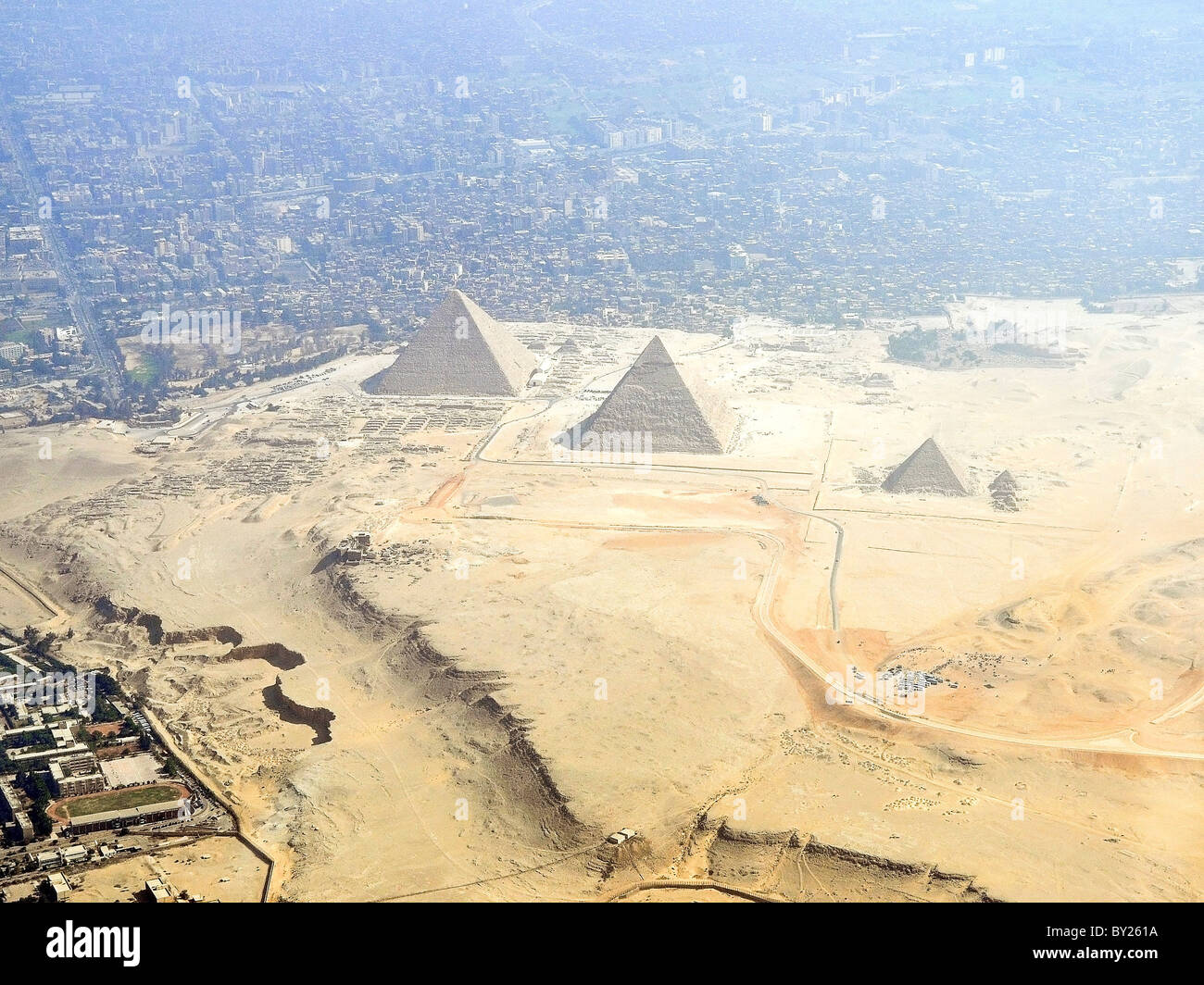 Vue aérienne des Pyramides, l'Egypte, Le Caire dans l'arrière-plan, Banque D'Images