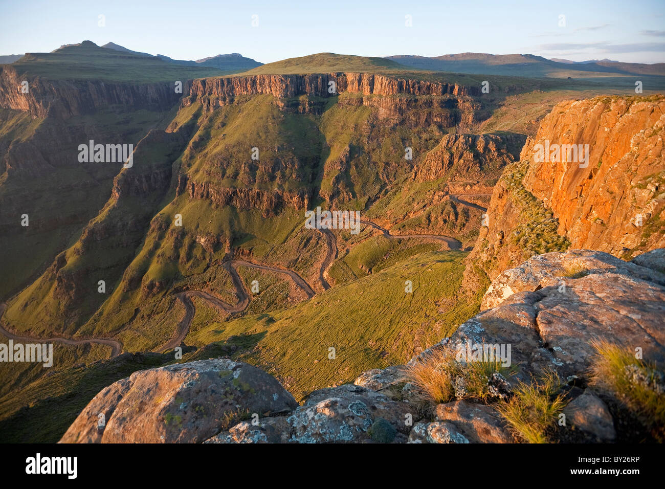 Le Lesotho, Sani Pass. La frontière avec l'Afrique dans le Drakensberg mountain range. L'infâme Sani Pass serpente vers le bas Banque D'Images