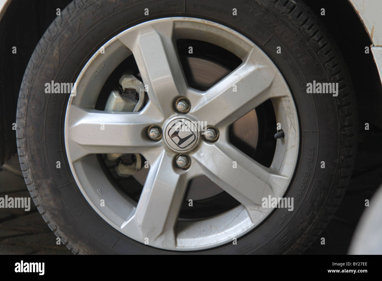 Close-up du pneu d'une voiture Honda Banque D'Images Close-up du pneu d'une voiture Honda Banque D'Images