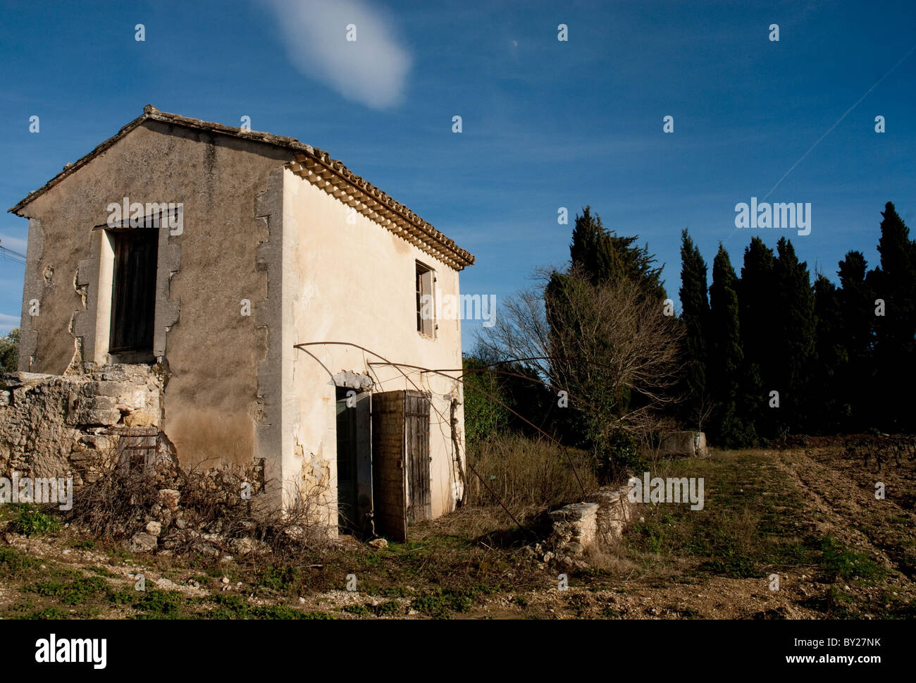 Une cabane abandonnée ou petite maison en Provence, France avec ciel bleu, des pins à l'arrière-plan et les vignes en face Banque D'Images