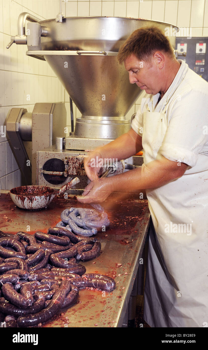 Boucherie fabrication de saucisses allemandes ( Black Pudding, Blutwurst ) dans Butcher's Hambel shop Deidesheim , Bad Dürkheim, Rhénanie-Palatinat, Allemagne, Europe Banque D'Images