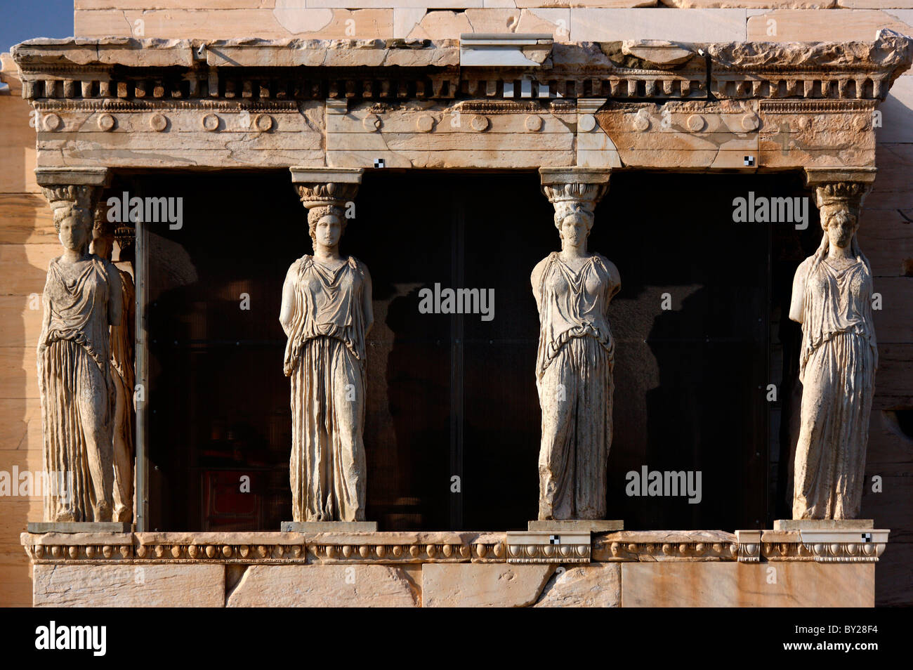 Les Cariatides, statues qui "servi" que les colonnes, à l'ancien temple d'Erechtheion, Acropole, Athènes. Banque D'Images
