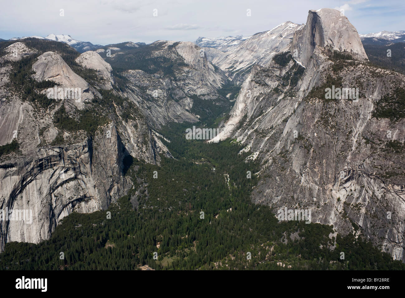 La vallée de Yosemite en Californie, USA prises de Glacier Point avec l'énorme pic demi dôme Banque D'Images