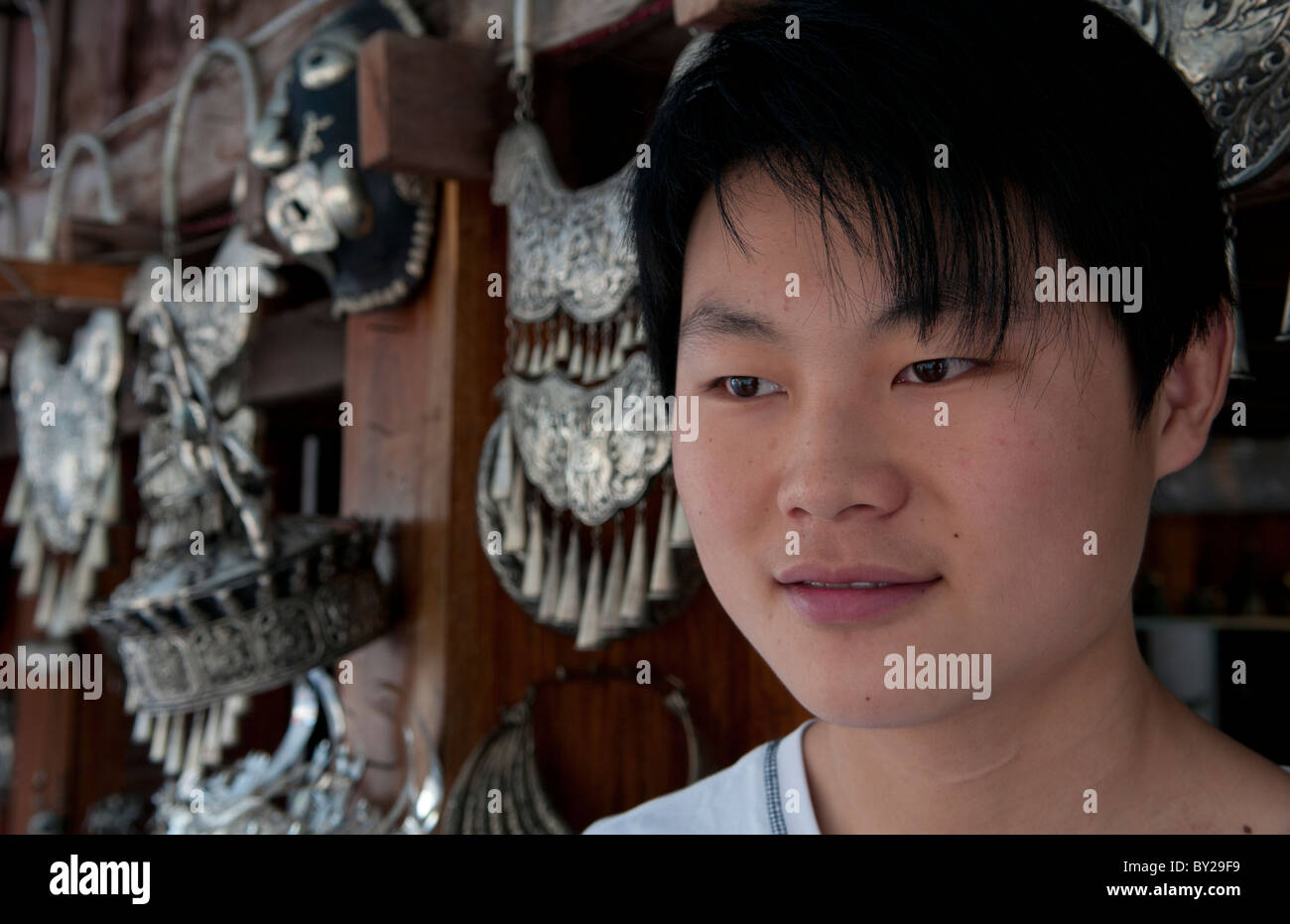 Jeune garçon bijoux en argent vente en magasin Luang Phabang Laos Asie Laos Banque D'Images