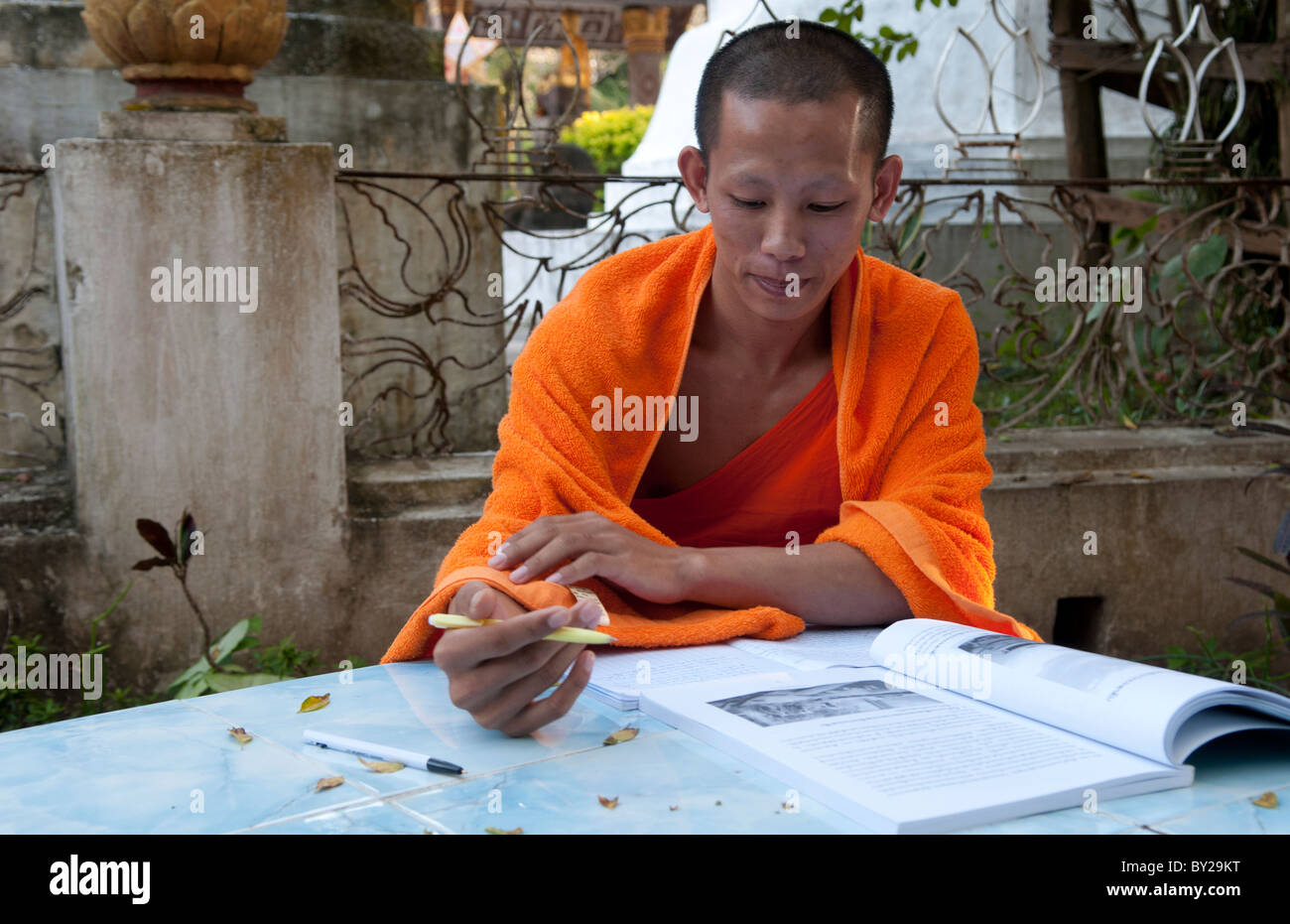 Laos Luang Phabang moine Lao et relaxant jardin portrait dans l'écriture de l'Asie Asie Banque D'Images