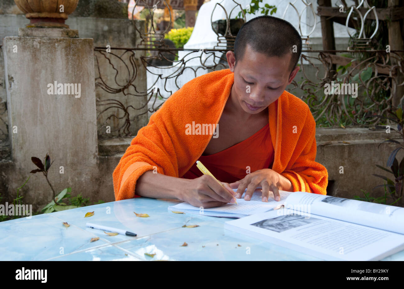 Laos Luang Phabang moine Lao et relaxant jardin portrait dans l'écriture de l'Asie Asie Banque D'Images