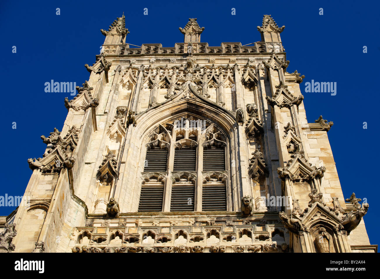 L'architecture gothique à l'extérieur de la cathédrale et l'église de Saint Pierre Metropolitical à York, communément connu sous le nom de York Minster. Banque D'Images