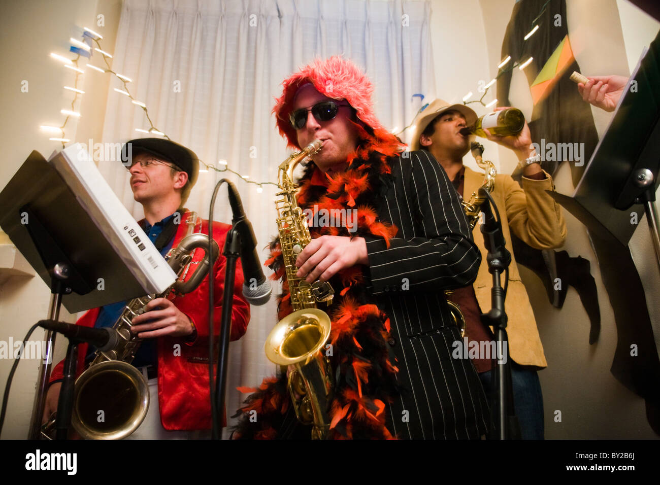 Un étudiant funk band fonctionne à un house party de Stanford, en Californie. Banque D'Images