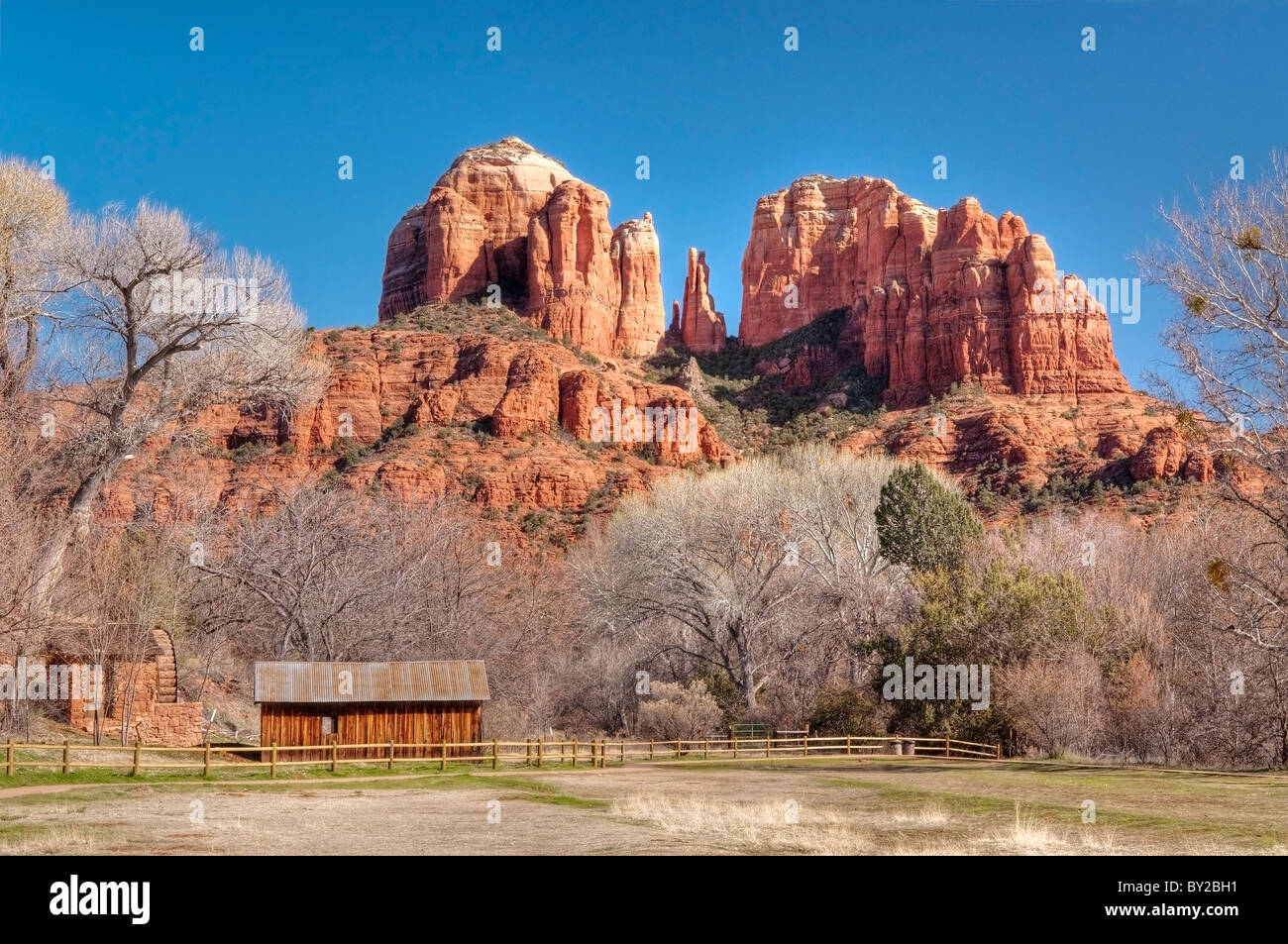 Roue de l'eau et de l'usine historique au Crescent Moon pique-nique avec les roches de la cathédrale en arrière-plan. Sedona, Arizona. Banque D'Images