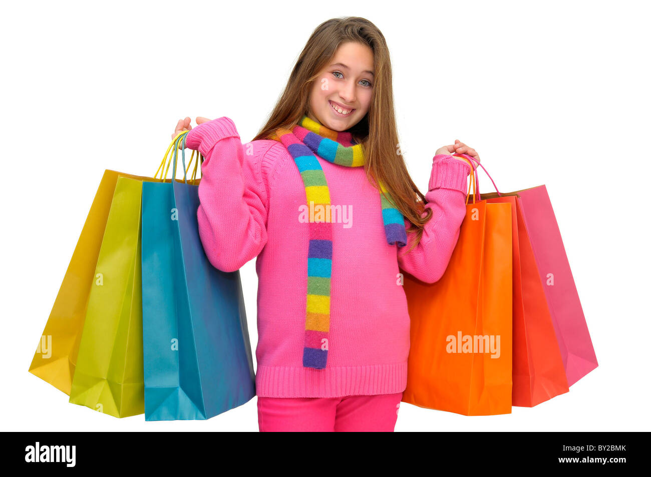 Belle jeune fille avec des sacs colorés en blanc isolé Banque D'Images