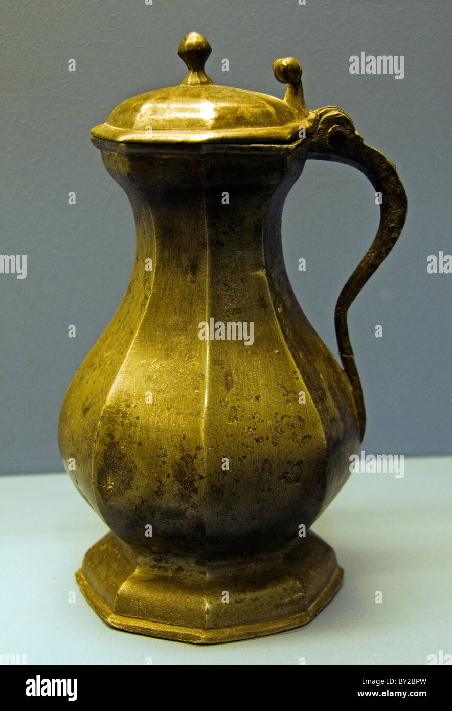 Tin Pot à la France ou l'Allemagne médiévale moyen-âge 1450 Banque D'Images