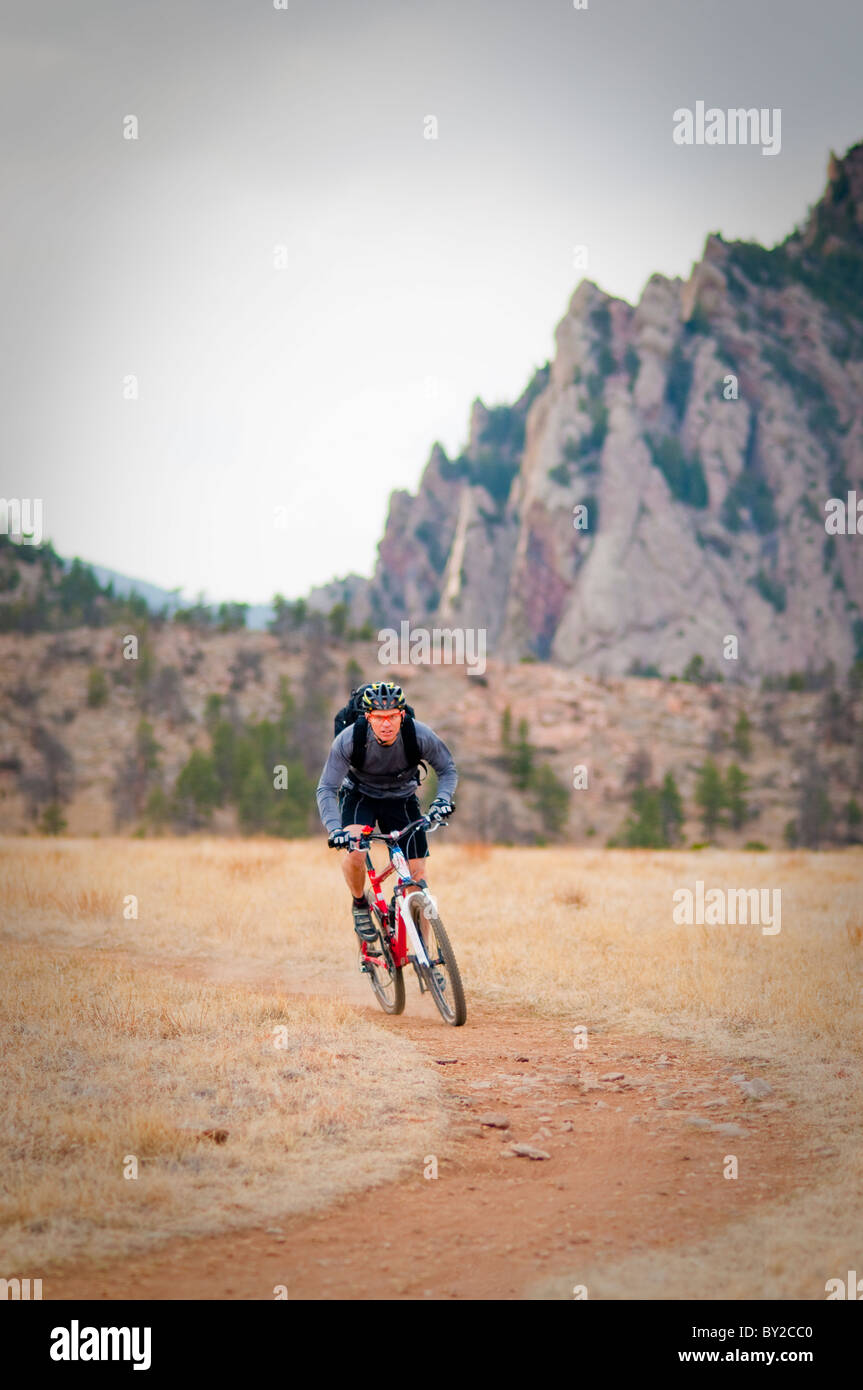 Un homme jouit d'une randonnée en VTT sur le sentier Swiss Hospitality Communications, qui fait partie de la Boulder Mountain Parcs et espaces ouverts. Banque D'Images