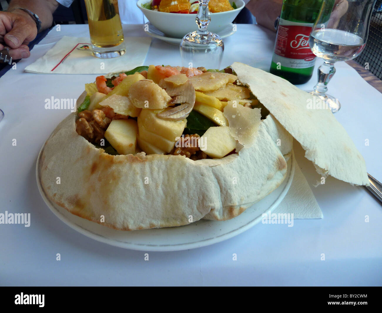 Salade italienne avec PAIN PIADINA ROME ITALIE ROME ITALIE ROME ITALIE 17 Septembre 2010 Banque D'Images