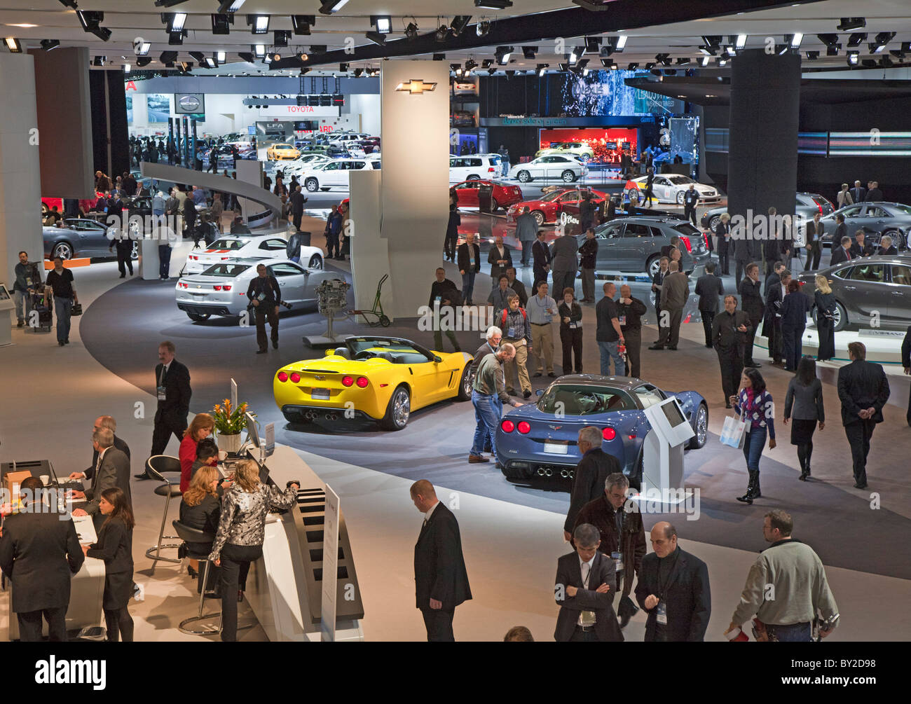 Detroit, Michigan - examiner les journalistes automobiles sur l'affichage à la North American International Auto Show. Banque D'Images