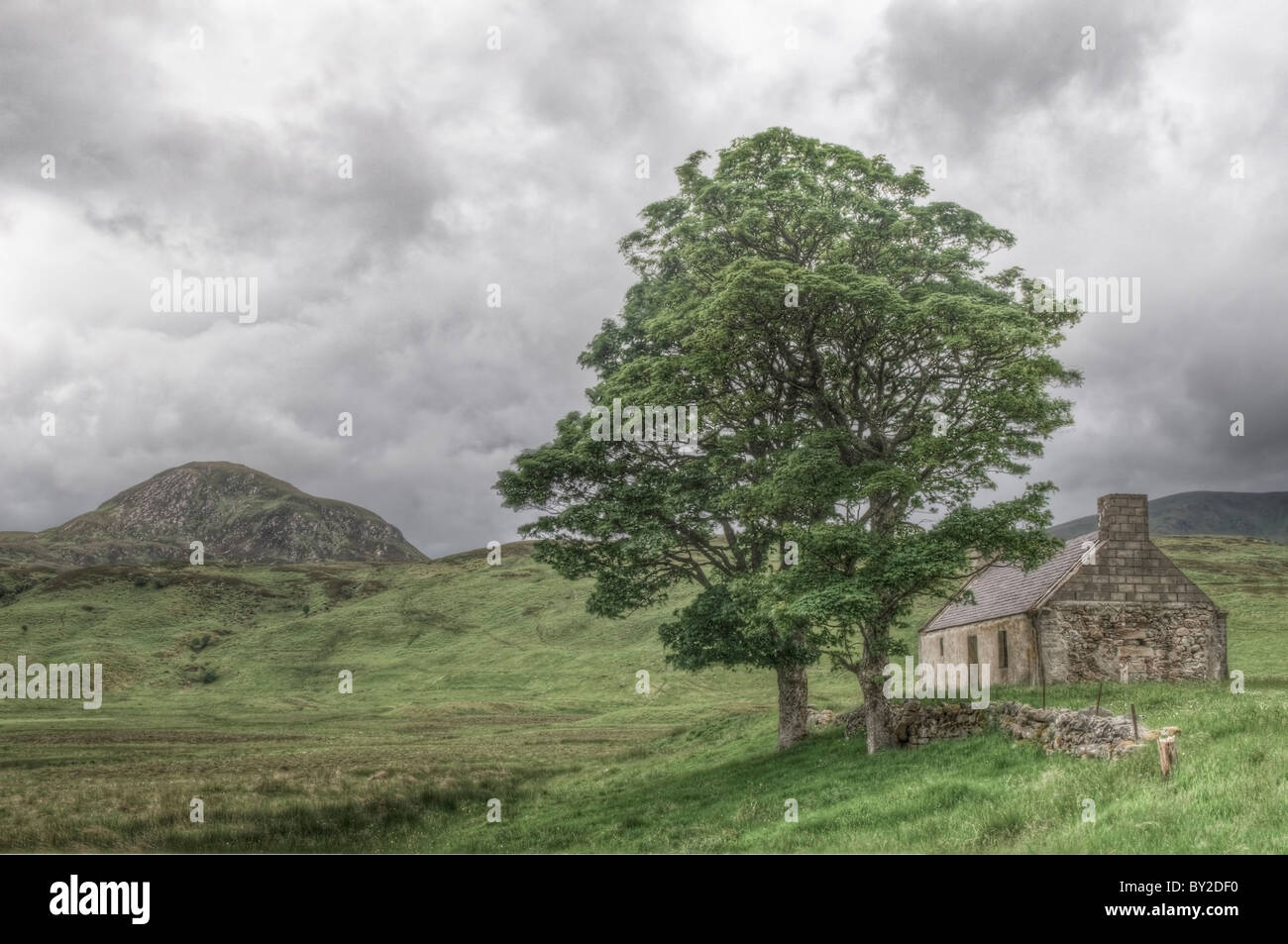 Un chalet abandonné dans un glen isolés dans les Highlands écossais. Banque D'Images