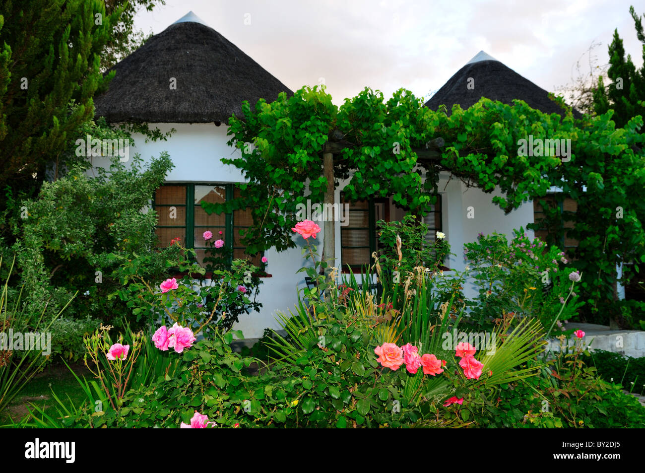 Jardin fleuri et des chambres de style africain. Prince Albert, Afrique du Sud. Banque D'Images
