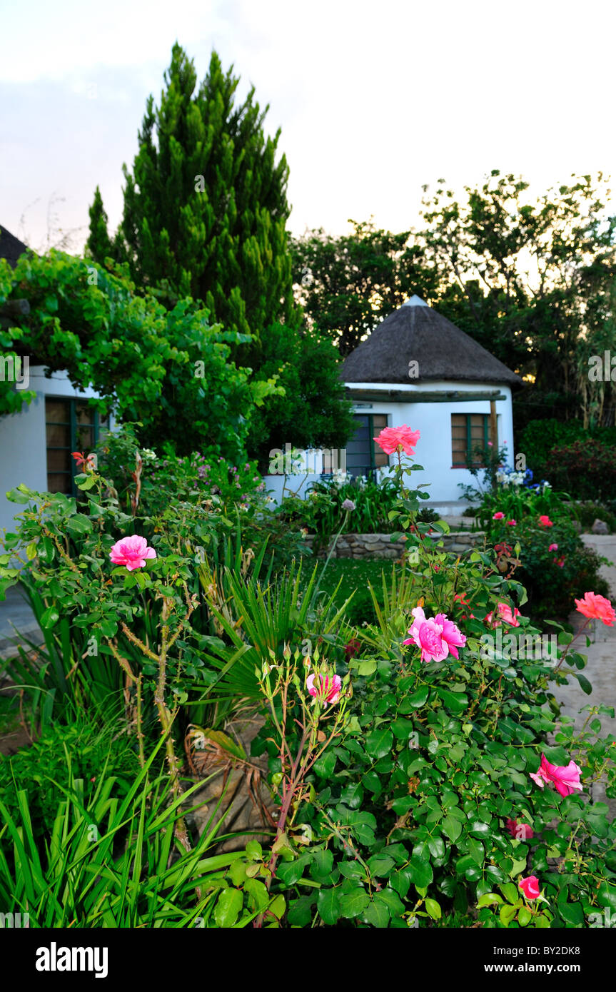 Jardin fleuri et des chambres de style africain. Prince Albert, Afrique du Sud. Banque D'Images