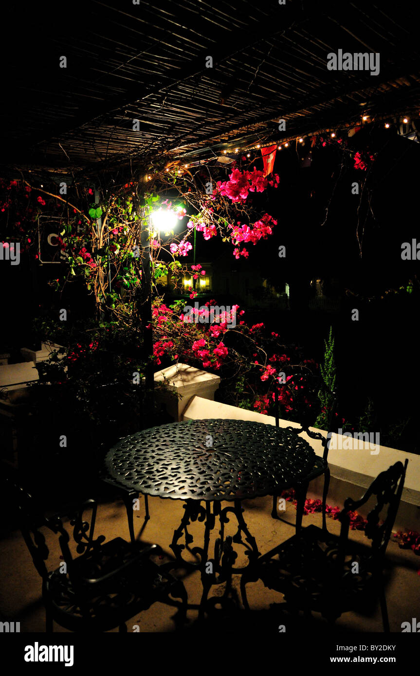 Un patio décoré de fleurs café de nuit. Prince Albert, Afrique du Sud. Banque D'Images