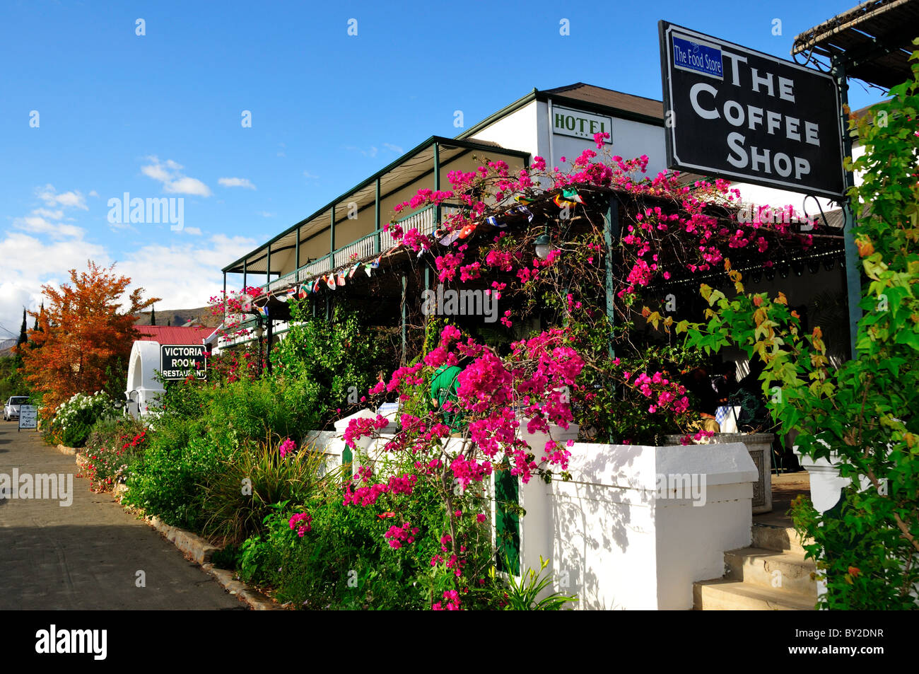 Fleurs colorées décorent un patio café. Prince Albert, Afrique du Sud. Banque D'Images
